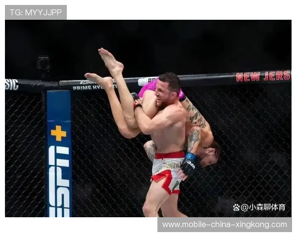 UFC 铁笼爆发激战！两人同时倒地裁判傻眼