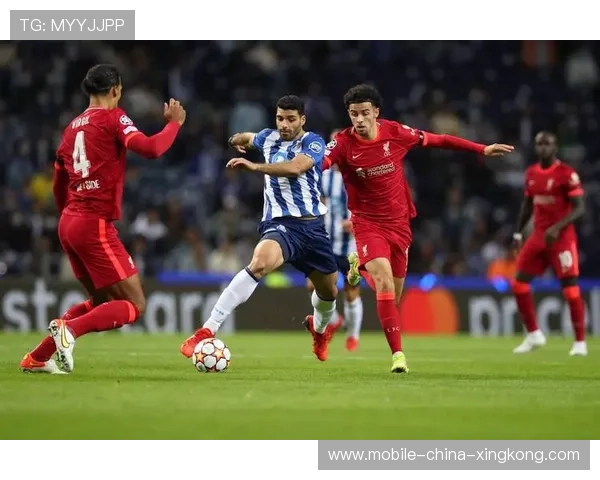 波尔图塔雷米外脚背弧线球撞入球网令人喝彩